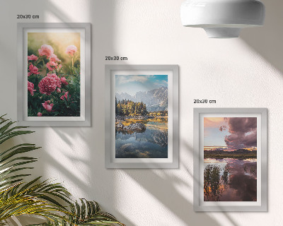 Ensemble de 3 tableaux Des fleurs dans le jardin, des montagnes et la surface calme de l'eau
