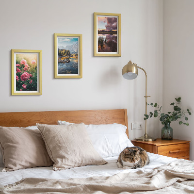 Ensemble de 3 tableaux Des fleurs dans le jardin, des montagnes et la surface calme de l'eau