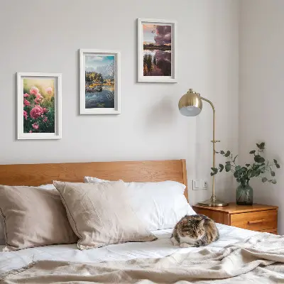 Ensemble de 3 tableaux représentant des fleurs dans un jardin, des montagnes et une surface d'eau calme