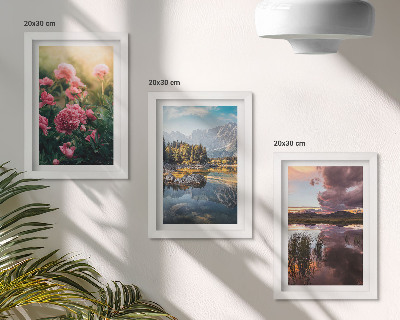 Ensemble de 3 tableaux Des fleurs dans le jardin, des montagnes et la surface calme de l'eau