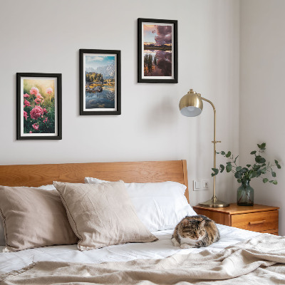 Ensemble de 3 tableaux Des fleurs dans le jardin, des montagnes et la surface calme de l'eau