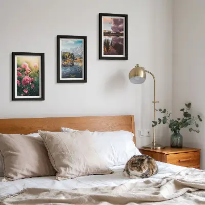 Ensemble de 3 tableaux représentant des fleurs dans un jardin, des montagnes et une surface d'eau calme