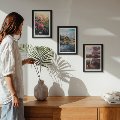 Ensemble de 3 tableaux Des fleurs dans le jardin, des montagnes et la surface calme de l'eau