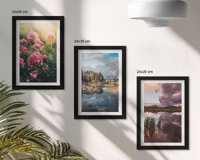 Ensemble de 3 tableaux Des fleurs dans le jardin, des montagnes et la surface calme de l'eau