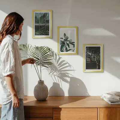 Mur de cadres avec motif de feuilles vertes à la fenêtre et plantes d'intérieur