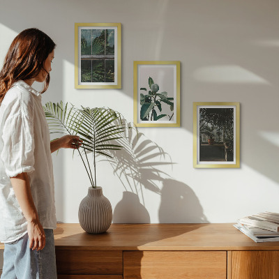 Mur de cadres Des feuilles vertes sur la fenêtre et des plantes à l'intérieur