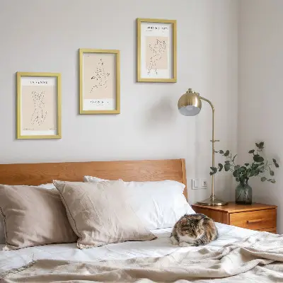 Mur de cadres avec affiches minimalistes représentant des silhouettes linéaires de femmes