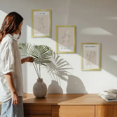 Mur de cadres avec affiches minimalistes représentant des silhouettes linéaires de femmes