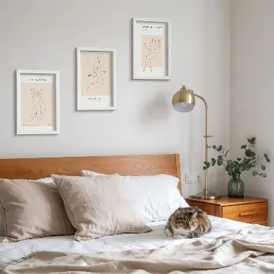 Mur de cadres avec affiches minimalistes représentant des silhouettes linéaires de femmes