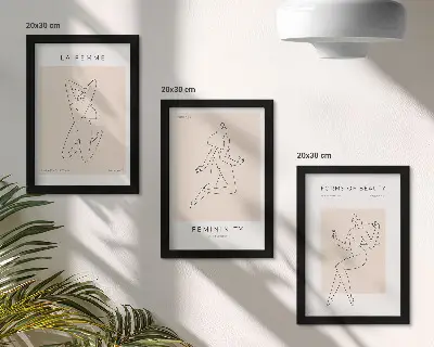 Mur de cadres avec affiches minimalistes représentant des silhouettes linéaires de femmes