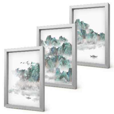 Mur de cadres Montagnes dans les nuages ​​avec des oiseaux et un bateau sur l'eau japandi