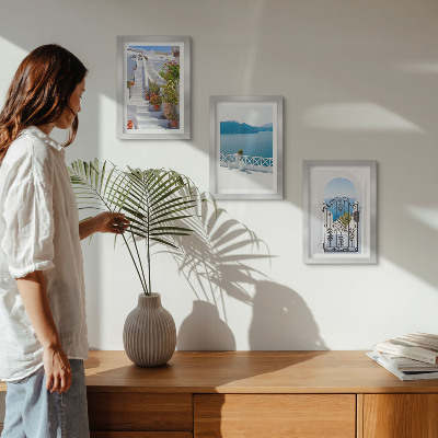 Mur de cadres Escalier blanc avec plantes, vue sur la mer et portail