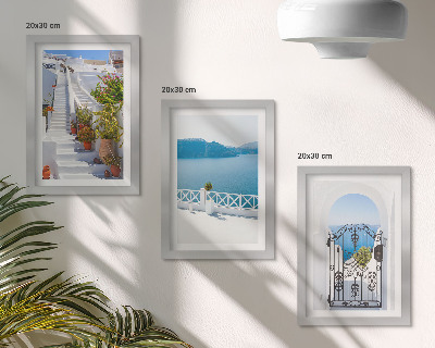 Mur de cadres Escalier blanc avec plantes, vue sur la mer et portail