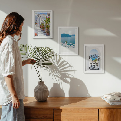 Mur de cadres Escalier blanc avec plantes, vue sur la mer et portail