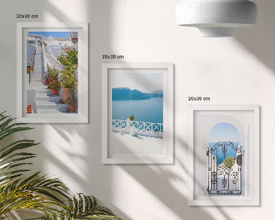Mur de cadres Escalier blanc avec plantes, vue sur la mer et portail