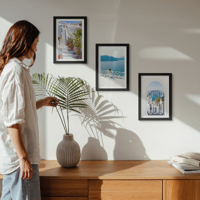 Mur de cadres Escalier blanc avec plantes, vue sur la mer et portail