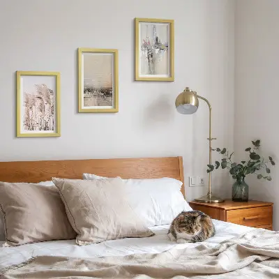 Mur de cadres végétation naturelle et motifs abstraits aux couleurs douces