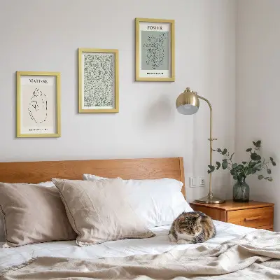 Mur de cadres avec motifs végétaux dans un style minimaliste