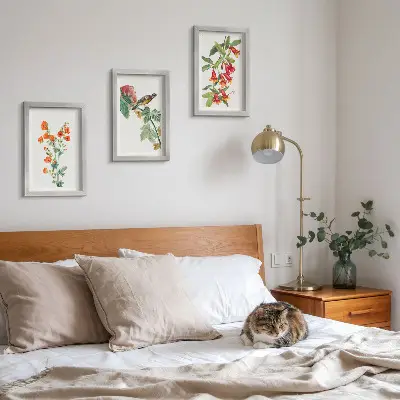 Mur de cadres avec des motifs de fleurs rétro peintes et un oiseau sur une branche