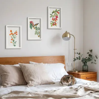 Mur de cadres avec des motifs de fleurs rétro peintes et un oiseau sur une branche