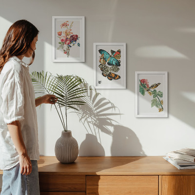 Mur de cadres Des fleurs, des papillons et un oiseau dans des tons pastel