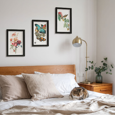 Mur de cadres Des fleurs, des papillons et un oiseau dans des tons pastel