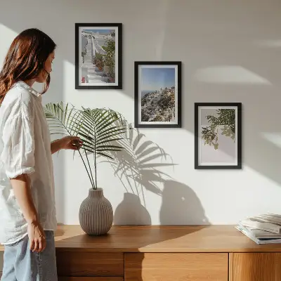 Ensemble de 3 tableaux représentant des escaliers blancs à Santorin avec vue sur la ville