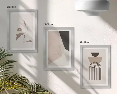 Mur de cadres formes géométriques abstraites et visage de femme