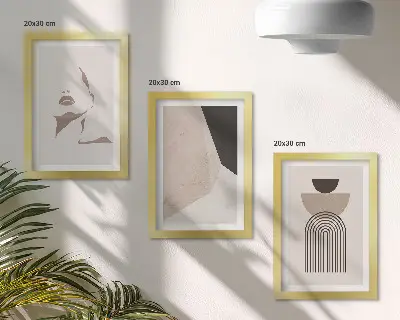 Mur de cadres formes géométriques abstraites et visage de femme