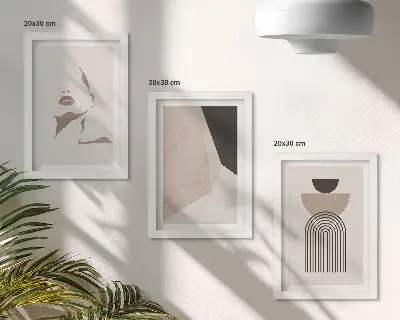 Mur de cadres formes géométriques abstraites et visage de femme