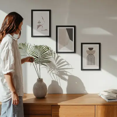 Mur de cadres formes géométriques abstraites et visage de femme