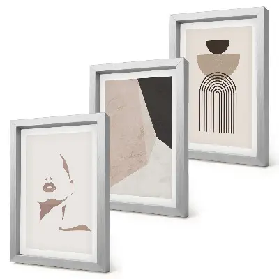 Mur de cadres formes géométriques abstraites et visage de femme