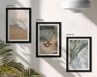 Ensemble de 3 tableaux représentant un chapeau de plage et des lunettes de soleil sur des feuilles