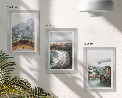 Mur de cadres Vue des montagnes sur le lac avec un bateau et un paysage de plage