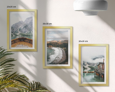 Mur de cadres Vue des montagnes sur le lac avec un bateau et un paysage de plage