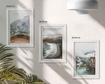 Mur de cadres Vue des montagnes sur le lac avec un bateau et un paysage de plage