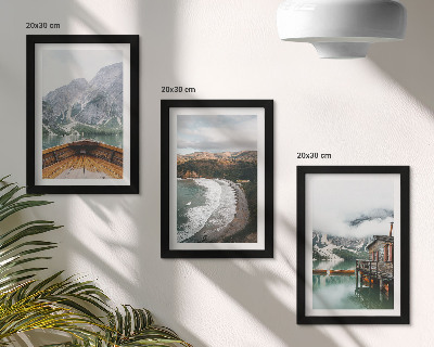 Mur de cadres Vue des montagnes sur le lac avec un bateau et un paysage de plage