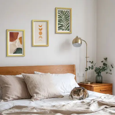 Mur de cadres avec motifs de formes abstraites aux couleurs chaudes et feuilles