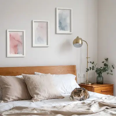 Mur de cadres aquarelles pastel sur toile aux textures colorées