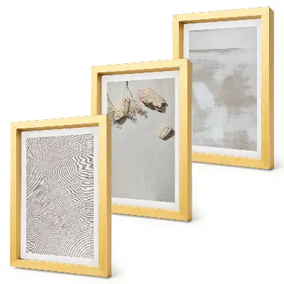 Mur de cadres style bohème aux tons sable, pierres et textures usées