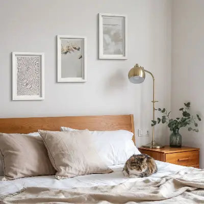 Mur de cadres style bohème aux tons sable, pierres et textures usées