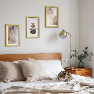 Mur de cadres formes abstraites et structures peintes dans des tons pastel