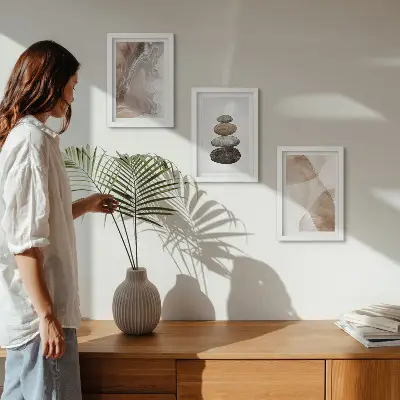 Mur de cadres formes abstraites et structures peintes dans des tons pastel