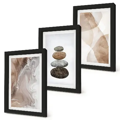 Mur de cadres formes abstraites et structures peintes dans des tons pastel