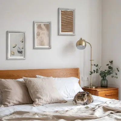 Mur de cadres composition en pierres, bois, tissu et textures variées