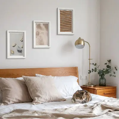 Mur de cadres composition en pierres, bois, tissu et textures variées