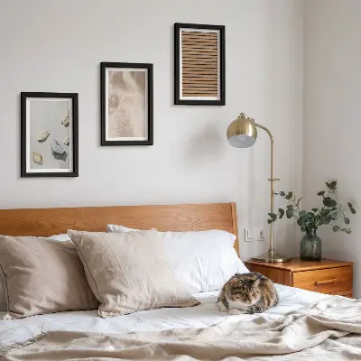 Mur de cadres composition en pierres, bois, tissu et textures variées