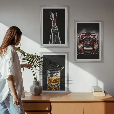 Cadre photo mural représentant des jambes de femme avec une voiture rose et du whisky