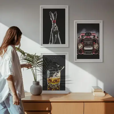Cadre photo mural représentant des jambes de femme avec une voiture rose et du whisky