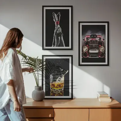 Cadre photo mural représentant des jambes de femme avec une voiture rose et du whisky